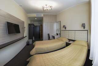 Отель Hotel Florida Киев Двухместный номер с 2 отдельными кроватями и ванной комнатой-1